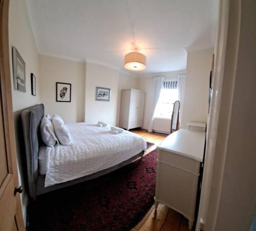 A bed or beds in a room at Stunning 3BD Victorian House in Bramhall Village