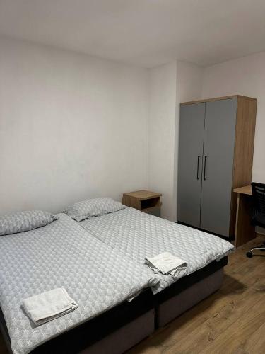 1 dormitorio con 1 cama con 2 toallas en Double Twin Room #4 with Private Bathroom, en Varsovia
