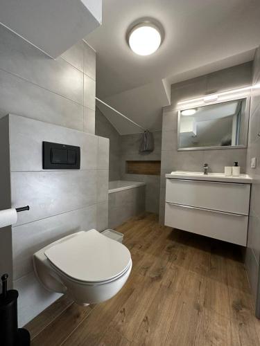 y baño con aseo blanco y lavamanos. en Double Twin Room #4 with Private Bathroom, en Varsovia