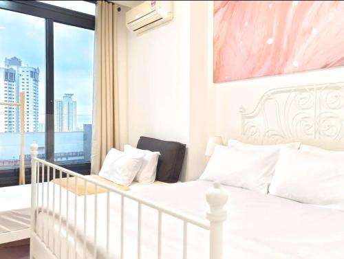 een slaapkamer met een wit bed en een balkon bij Arcoris Suite 1-4 Pax ThePrince HighFloor/Balcony in Kuala Lumpur