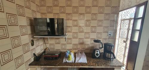 cocina con encimera y microondas en Casa 307, en Manaus