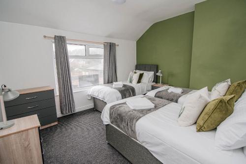 um quarto com 2 camas e uma janela em K Suites - Arthur Street Doncaster em Bentley