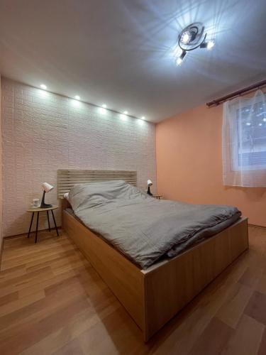 um quarto com uma cama e uma ventoinha de tecto em TM House Sástó em Mátrafüred