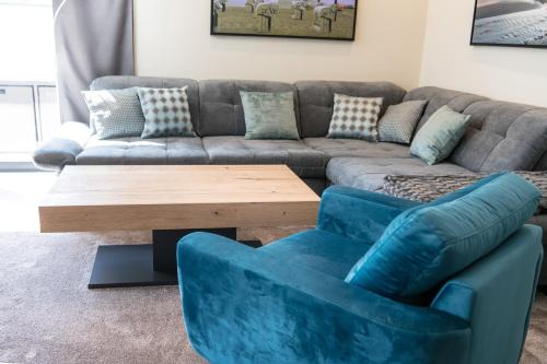 uma sala de estar com um sofá e uma mesa de centro em Beach House Meerlust mit Whirlpool em Timmendorfer Strand