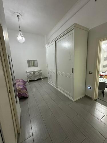 un soggiorno con un grande armadio bianco in una stanza di House Antonella a Napoli