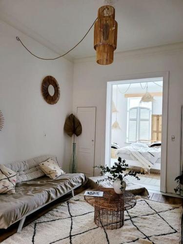 ヴェルヴィエにあるSuperbe appartement avec cheminéeのリビングルーム(ソファ、テーブル付)