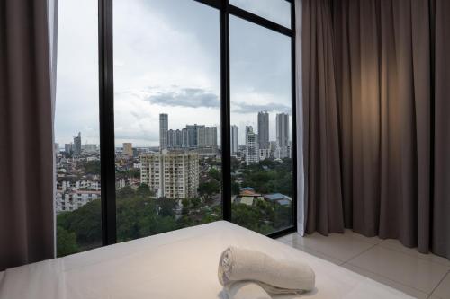 una camera d'albergo con vista sulla città di Penang KTHOME Beacon Executives suite a George Town
