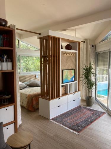 une chambre avec un lit et une grande fenêtre dans l'établissement Eden Rochegude, à Rochegude