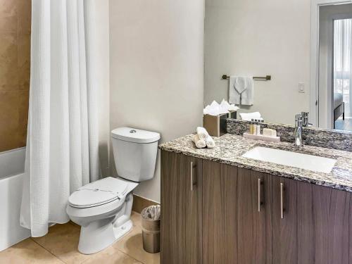 y baño con aseo, lavabo y ducha. en Provident Grand Luxury Short-Term Residences en Miami