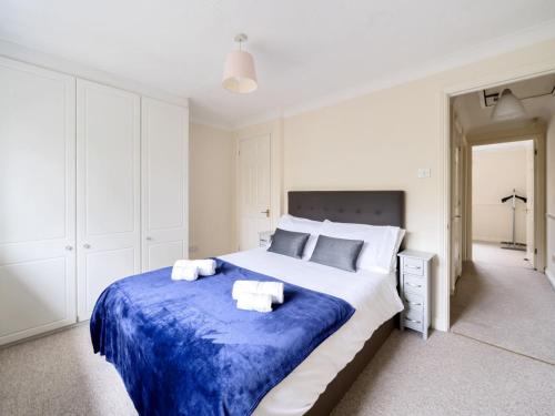 a bedroom with a large bed with towels on it at Pass the Keys Cosy 2BR Home in Walton in Walton-on-Thames