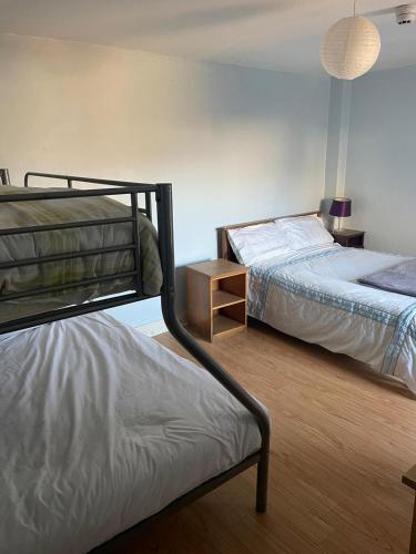 1 dormitorio con 2 literas y mesa en Kickham Street Accomodation, en Carrick-on-Suir