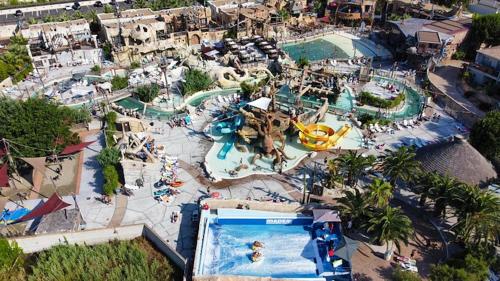 une vue aérienne d'un grand parc aquatique dans l'établissement Bungalow charmant à Agde, piscines, au Grau-dʼAgde