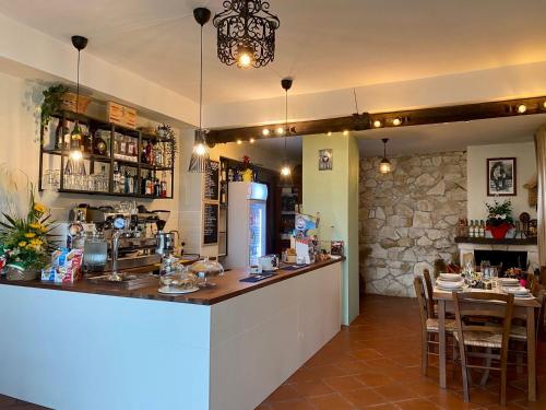 un restaurante con bar y mesa con sillas en Bed&Breakfast La Ginestra en Abbateggio