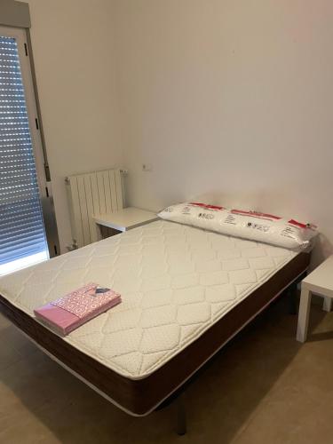 Una cama en una habitación pequeña con un mattressvisorvisor en FORTUNATO ARIAS 17, en Hellín
