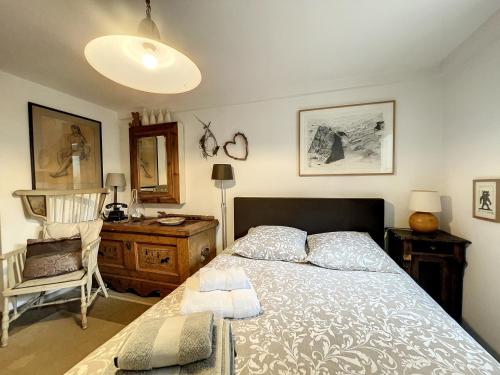 a bedroom with a bed and a desk and a chair at Petit Nid in Strasbourg