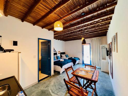 una stanza con un letto, un tavolo e delle sedie di Flats Villas Litoral Sul - Praia Pontal do Peba - Piaçabuçu - AL a Piaçabuçu