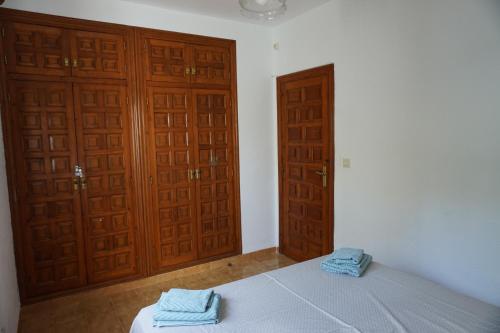 デニアにあるTropicana Parkのベッドルーム1室(木製のドア2つ、ベッド1台付)