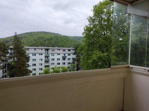 einen leeren Balkon mit Blick auf ein Gebäude in der Unterkunft Apartmán Brno-Bystrc in Brünn