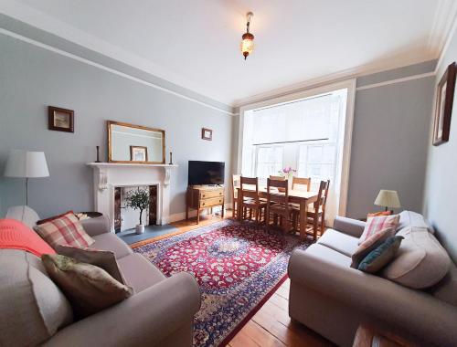 Гостиная зона в Edinburgh Charming Old Town Apartment