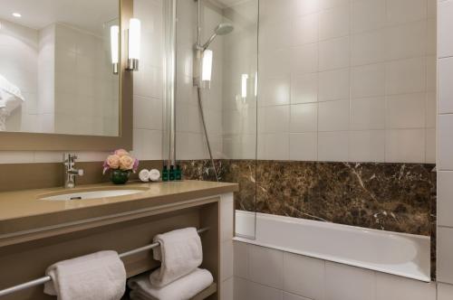 Hôtel Le Tourville by Inwood Hotels photo 62