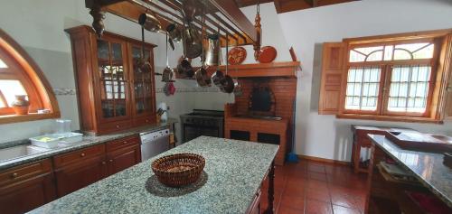 eine Küche mit Holzschränken und einer Arbeitsplatte in der Unterkunft Quinta Moinho do Monte in Mira
