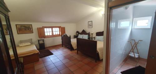 ein kleines Zimmer mit 2 Betten und einem Fenster in der Unterkunft Quinta Moinho do Monte in Mira