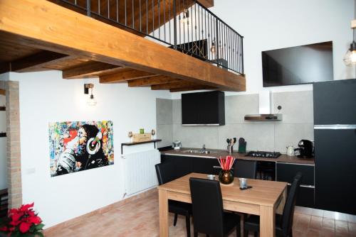 帕武洛內爾夫里尼亞諾的住宿－B & B CA’ D’ OLINA，厨房以及带木桌的用餐室。