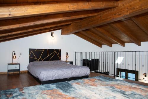 1 dormitorio con cama y techo de madera en B & B CA’ D’ OLINA, en Pavullo nel Frignano