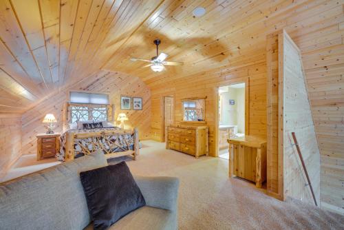 Posezení v ubytování Lakefront Wisconsin Cabin with Boat Dock!