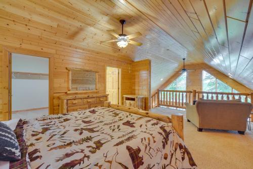una camera con un grande letto e un soffitto di Lakefront Wisconsin Cabin with Boat Dock! a Birchwood