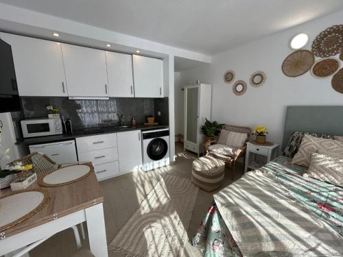 um quarto com uma cozinha e uma sala de estar em Reel Apartments- Luxury Studio with swimming pool. em Torrevieja
