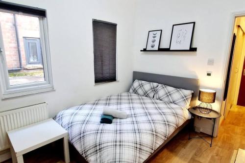 a small bedroom with a bed and a window at Lovely Studio- Aldgate East Stn in London