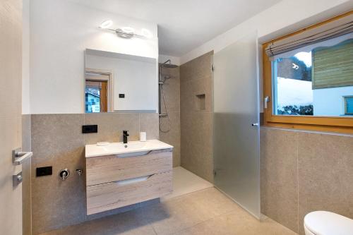 ein Bad mit einem Waschbecken und einer Dusche in der Unterkunft Palipert Nature House in Livigno
