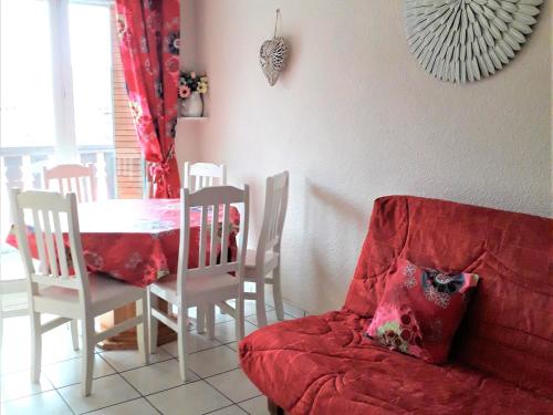 ヴィラール・ド・ランにあるDuplex T3 au cœur du village avec balcon - Villard-de-Lans - FR-1-761-31のテーブルと椅子とソファのあるダイニングルーム