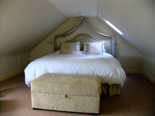 A bed or beds in a room at Beautiful spacious old schoolhouse with stunning sea views and beach nearby