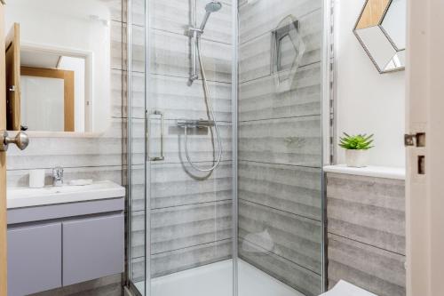 een badkamer met een douche en een wastafel bij Westward 14 in Wadebridge