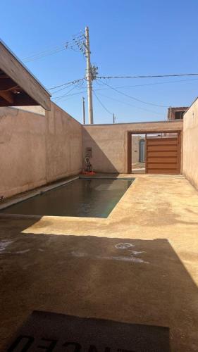 een zwembad voor een gebouw met een garage bij Resteg área de lazer in Serrana