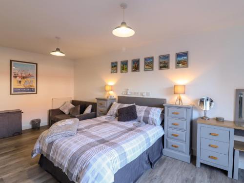 1 dormitorio con cama y escritorio en Little Haven en Frinton-on-Sea