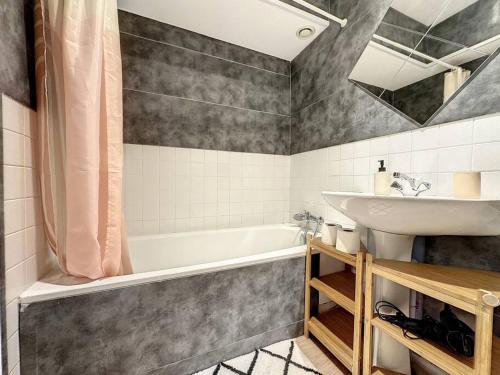 une salle de bain avec un lavabo et une baignoire et un lavabo dans l'établissement La Suite Duhamel - Au pied de la Gare - Au Calme, à Rennes