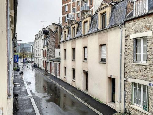 une rue vide dans une ville avec des bâtiments dans l'établissement La Suite Duhamel - Au pied de la Gare - Au Calme, à Rennes