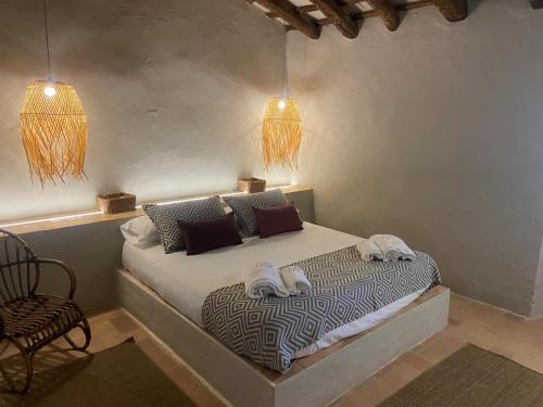 - une chambre avec un lit et 2 serviettes dans l'établissement Torre Bertrana By Duquessa Hotel Collection, à Pals
