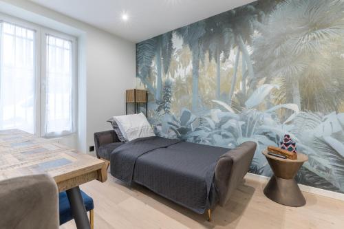 - une chambre avec un lit et une fresque murale de palmiers dans l'établissement Au pied du Sacré coeur - 5 pers, à Paris