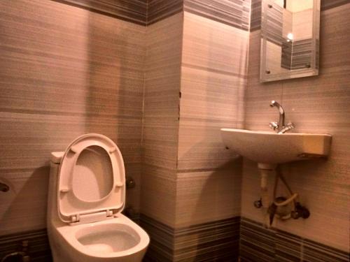 Hotel Castle في بهيراهاوا: حمام مع مرحاض ومغسلة