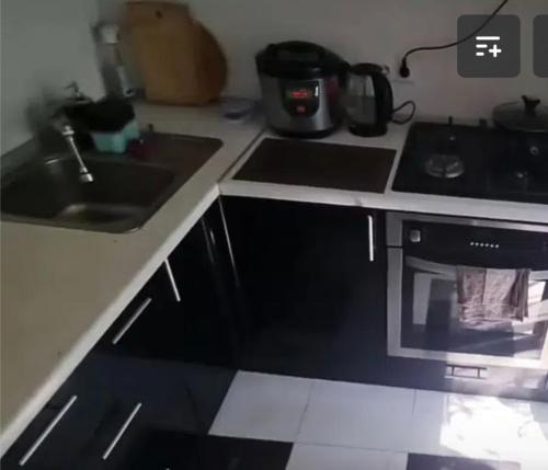uma cozinha com um lavatório e um fogão em VIP apart 522 em Tbilisi