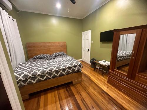 1 dormitorio con 1 cama y TV de pantalla plana en Hollywood en Georgetown