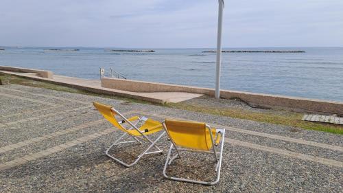Seaside 2BR Apartment 30m from Sea & Free Parking