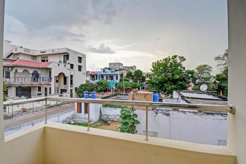 uma vista para a cidade a partir de uma varanda em Flagship Hotel Ansh Plaza em Jaipur