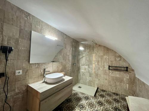 een badkamer met een wastafel en een spiegel bij Casa Palacio El Trasquilon in Cáceres