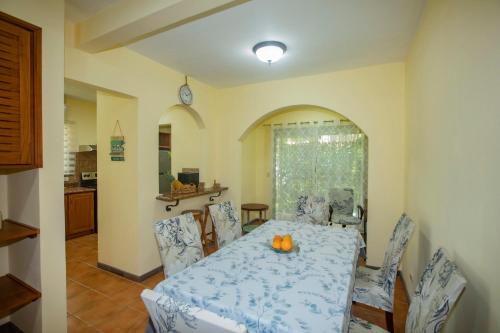 Three Bedroom Sunny Townhome – Photos 2