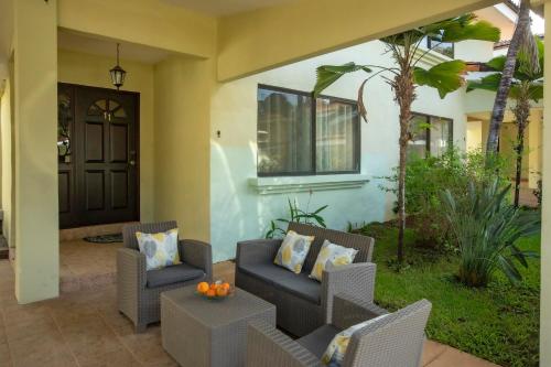 Three Bedroom Sunny Townhome – Photos 3